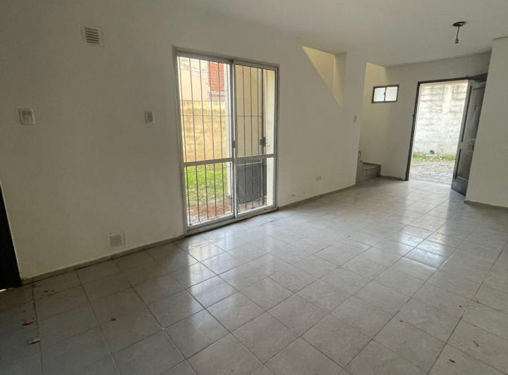 EN ALQUILER DUPLEX 2 DORMITORIOS CON INGRESO P/VEHICULO Y PATIO. SIN EXPENSAS. 3