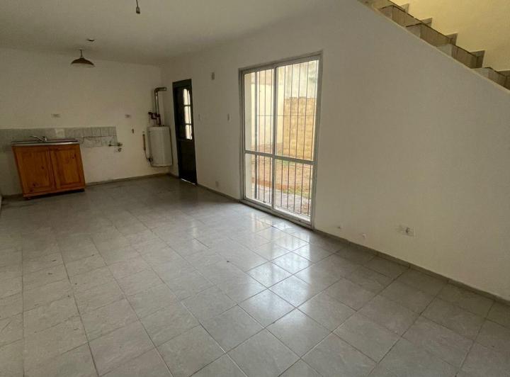 EN ALQUILER DUPLEX 2 DORMITORIOS CON INGRESO P/VEHICULO Y PATIO. SIN EXPENSAS. 2