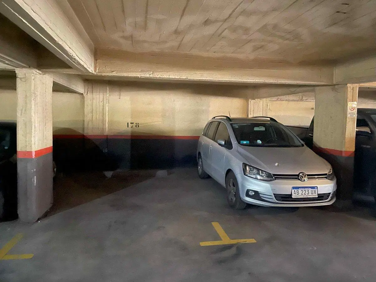 En Venta COCHERA FIJA Y CUBIERTA ASCENSOR - FLORES 3