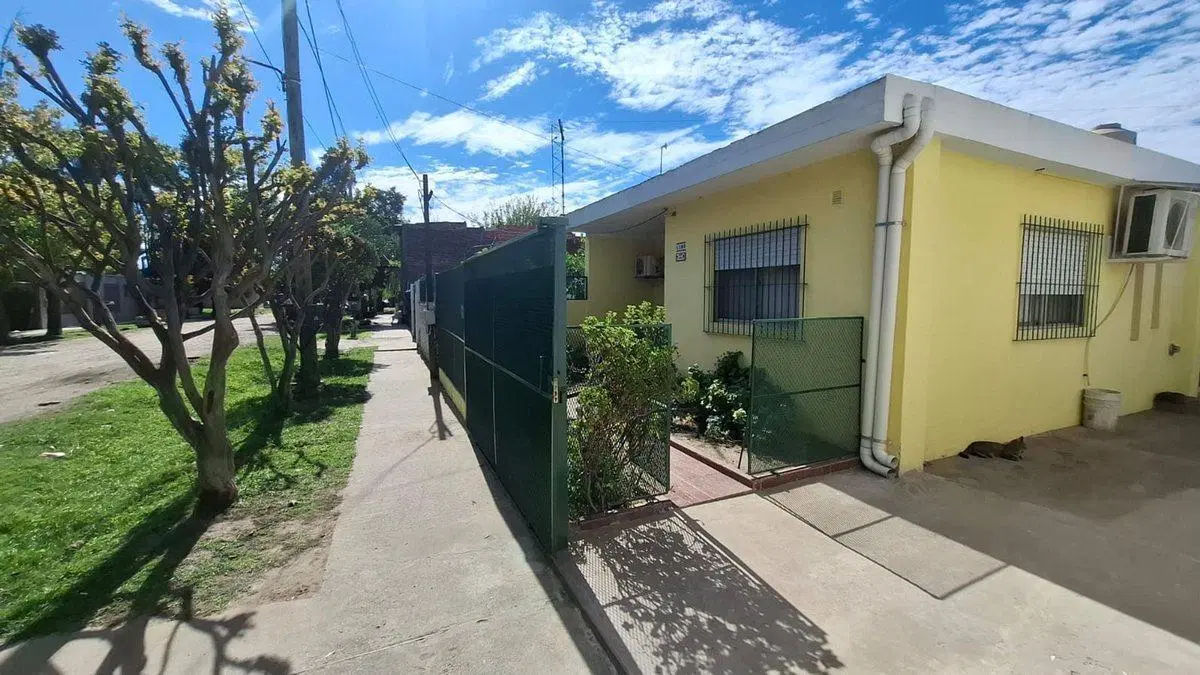 VENTA CASA 3 AMBIENTES CON QUINCHO Y COCHERA MERLO 5
