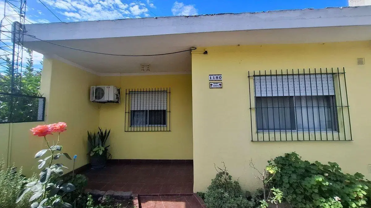 VENTA CASA 3 AMBIENTES CON QUINCHO Y COCHERA MERLO 8