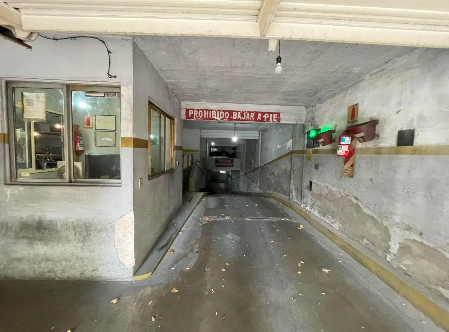 En Venta COCHERA FIJA Y CUBIERTA ASCENSOR - FLORES 4