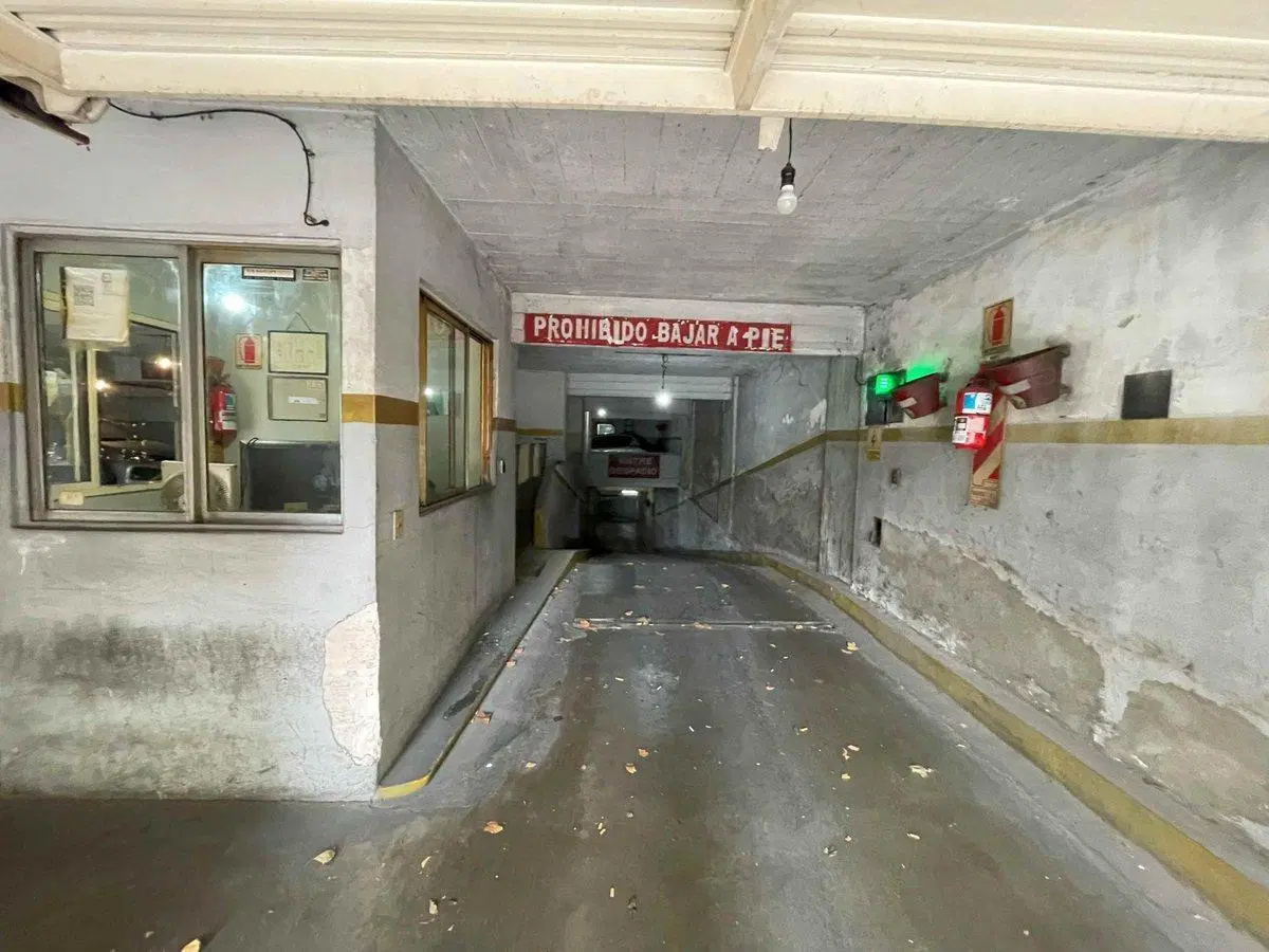 en venta COCHERA FIJA Y CUBIERTA ASCENSOR - FLORES 5