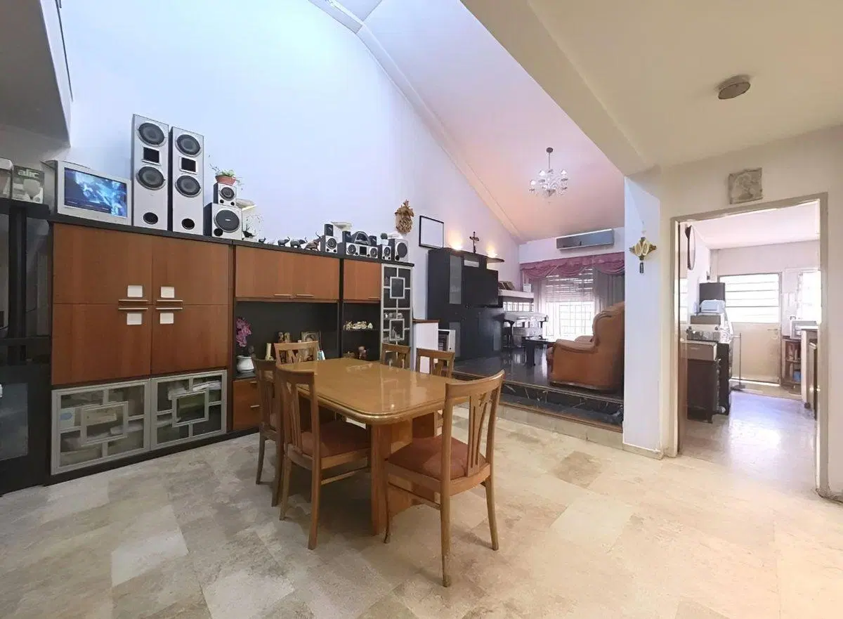 VENTA CASA Chalet 6 Amb. 5 Hab. Velez Sarsfield 5