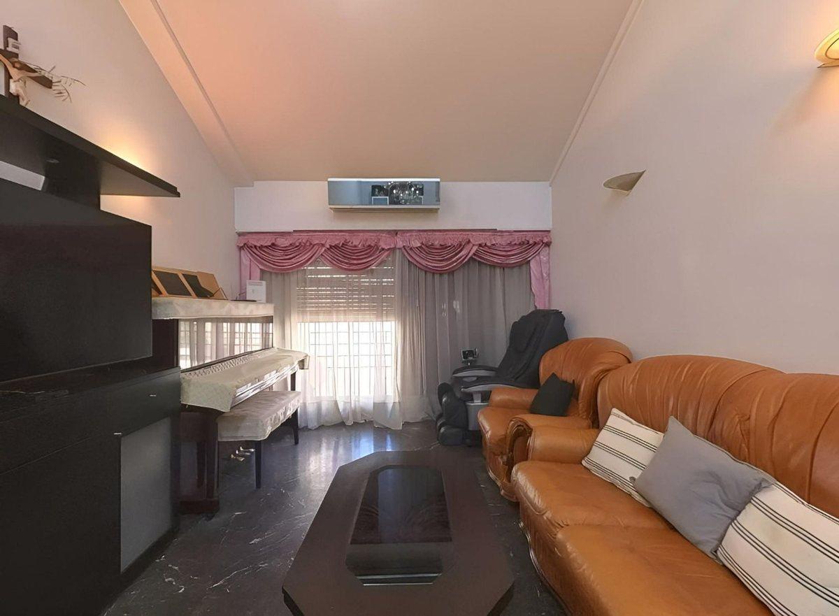 Foto de VENTA CASA Chalet 6 Amb. 5 Hab. Velez Sarsfield, imagen 2