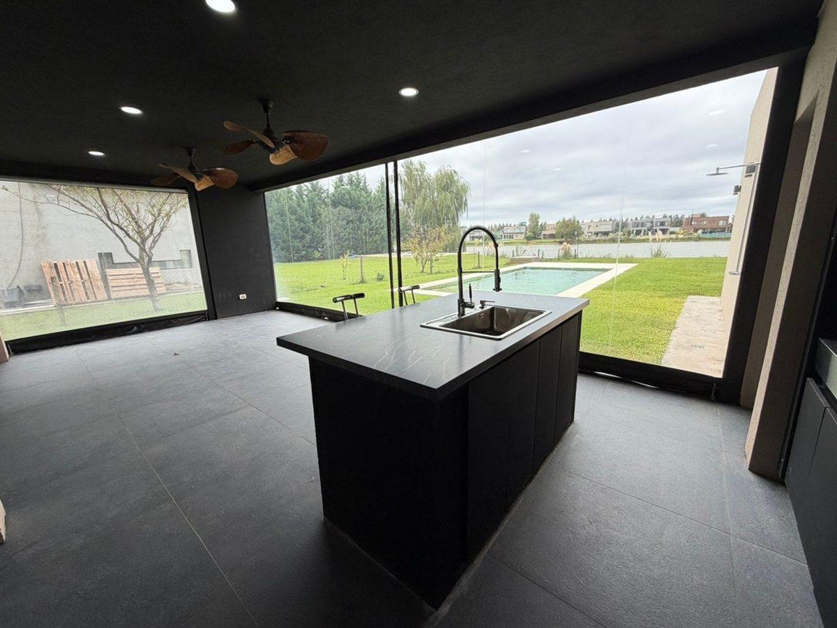 Foto de Venta Casa 4 ambientes al lago Country Santa Rita, imagen 2