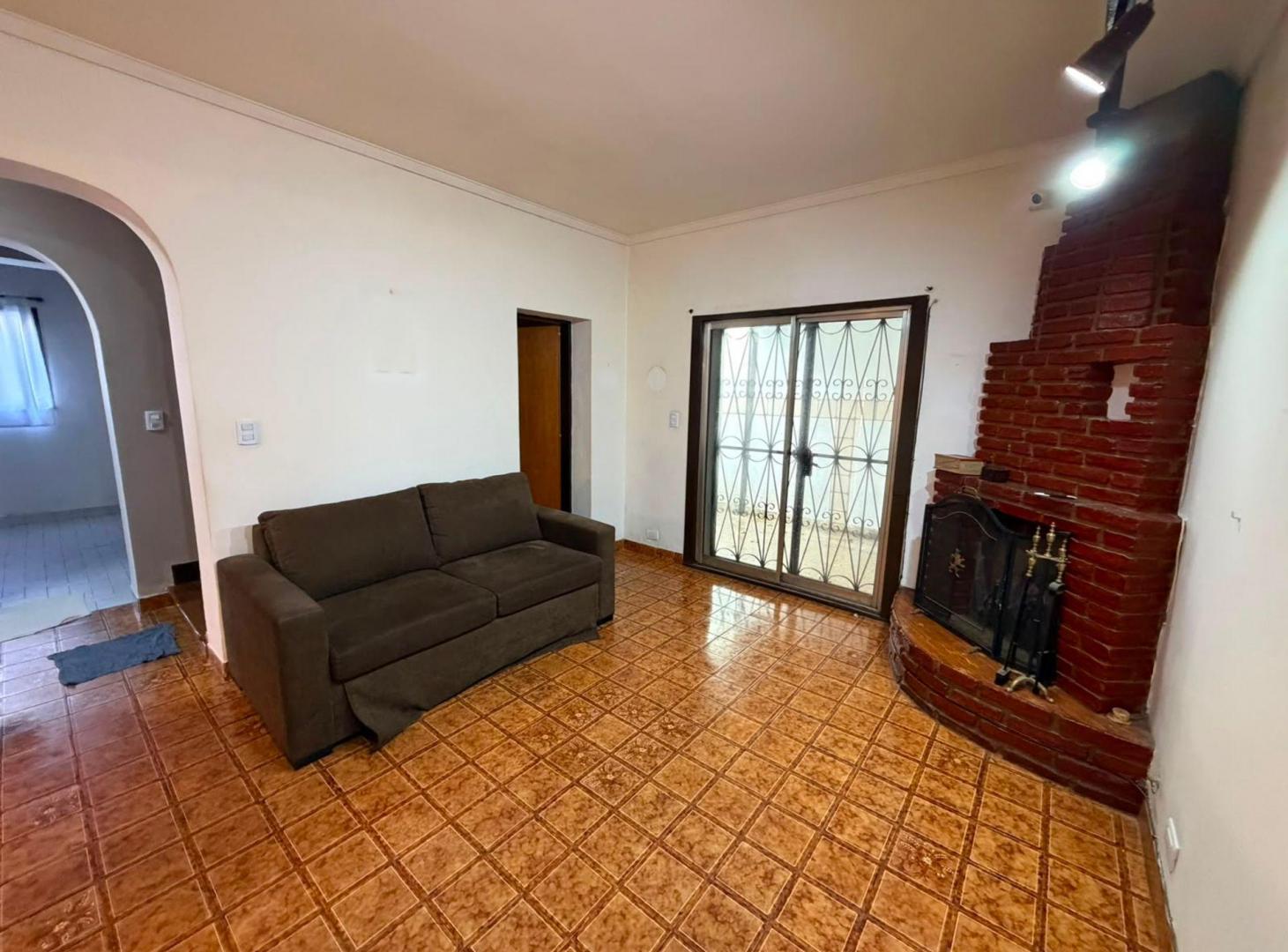 Foto de ALQUILER CASA 4 AMB, CON COCHERA, TERRAZA- FLORES, imagen 2