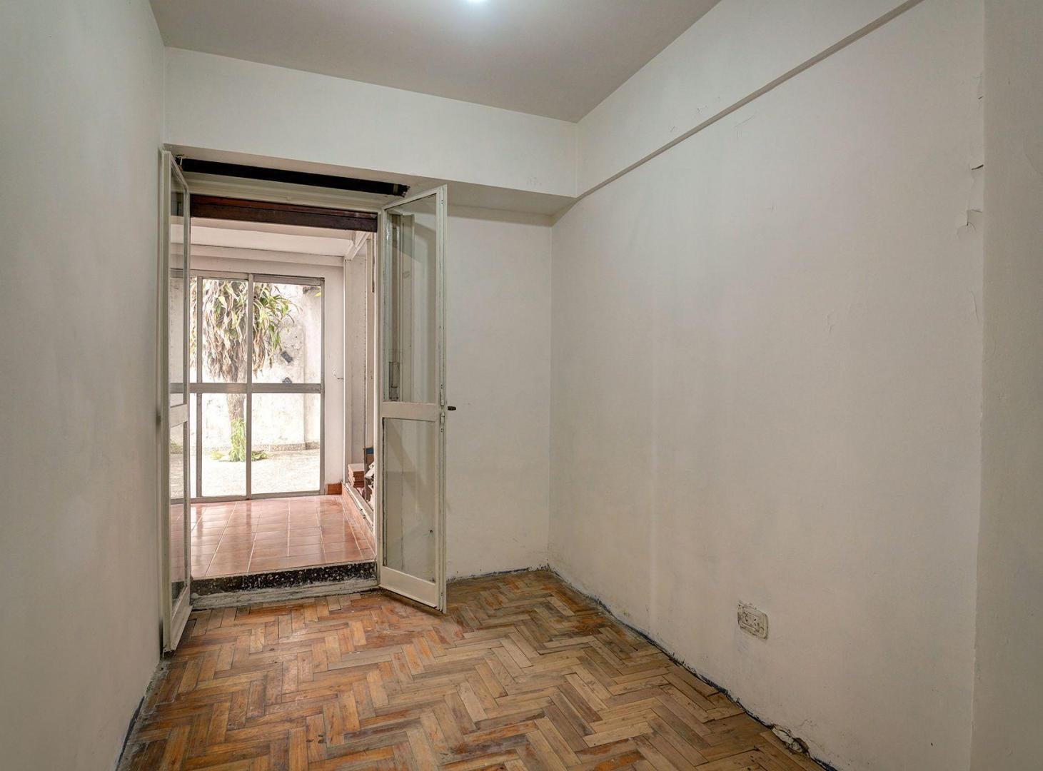 Foto de VENTA DEPTO 3 AMB CON PATIO A REFACCIONAR FLORES, imagen 4