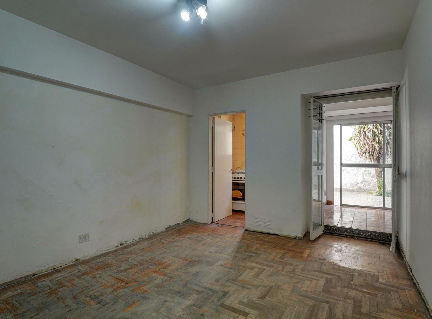 Foto de VENTA DEPTO 3 AMB CON PATIO A REFACCIONAR FLORES, imagen 2
