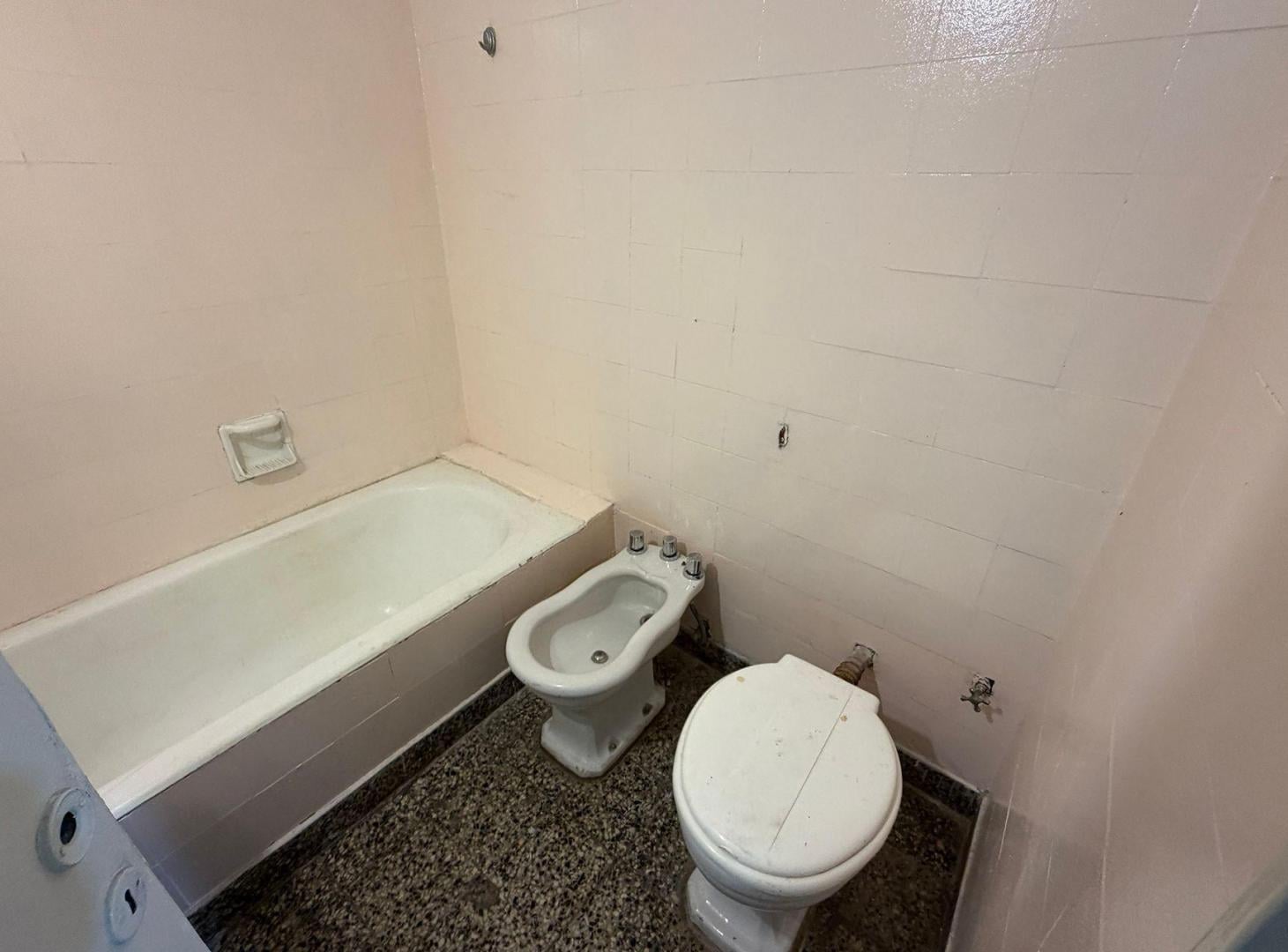 Foto de VENTA DEPTO 3 AMB CON PATIO A REFACCIONAR FLORES, imagen 1