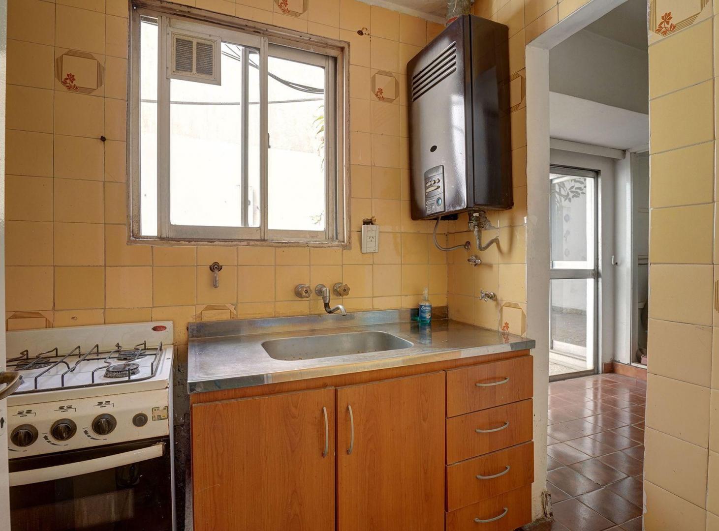 Foto de VENTA DEPTO 3 AMB CON PATIO A REFACCIONAR FLORES, imagen 5