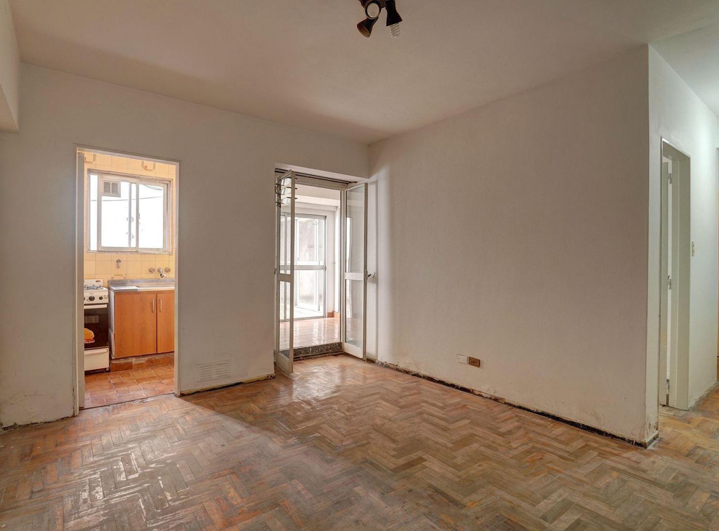 Foto de VENTA DEPTO 3 AMB CON PATIO A REFACCIONAR FLORES, imagen 3