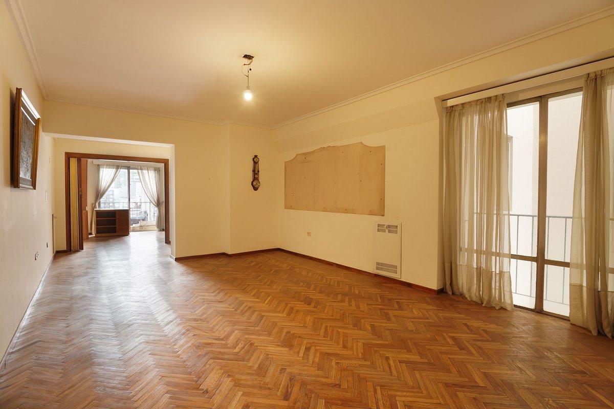 Foto de VENTA DEPTO 4 AMB C/DEPEND. COCHERA FIJA CABALLITO, imagen 1