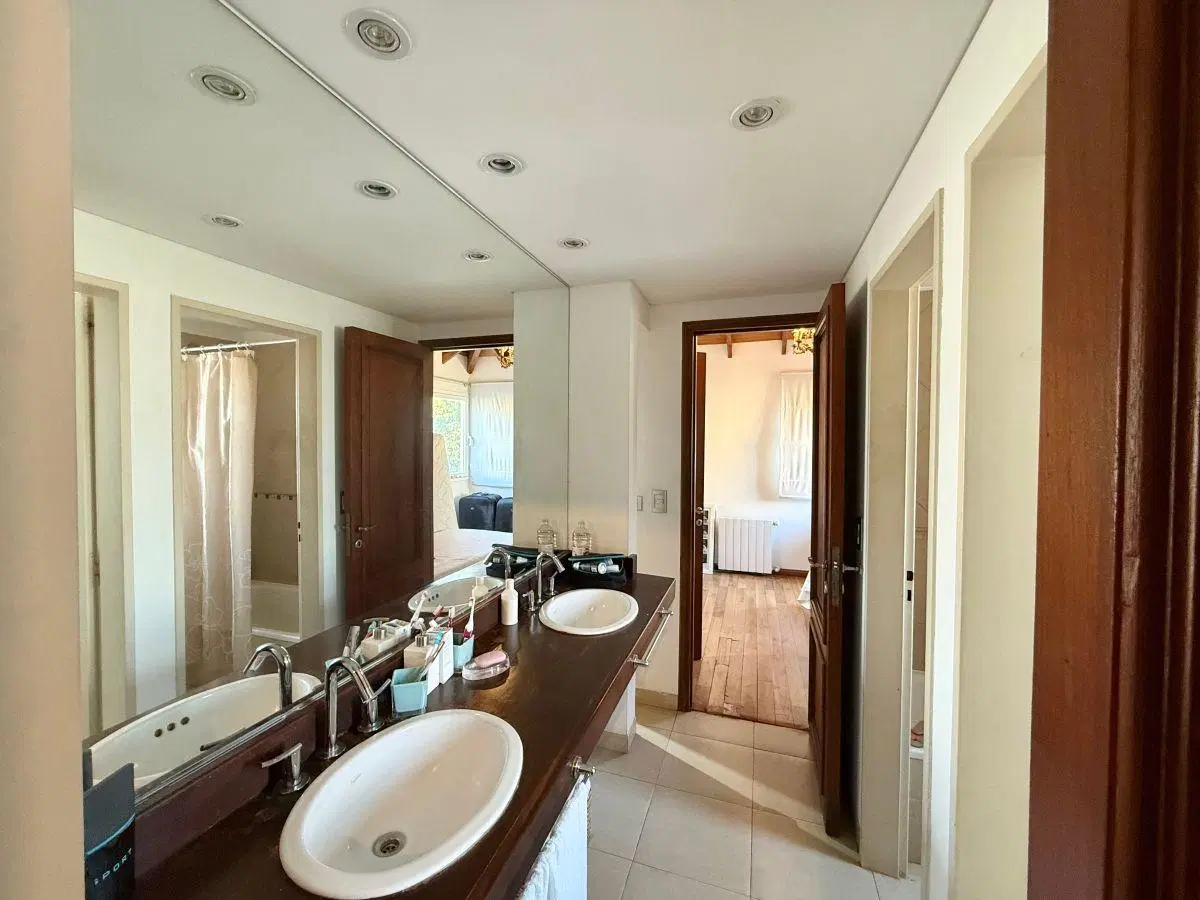 Casa en Venta con 3 Dormitorios, Jardín y Pileta en Ituzaingó Norte 4