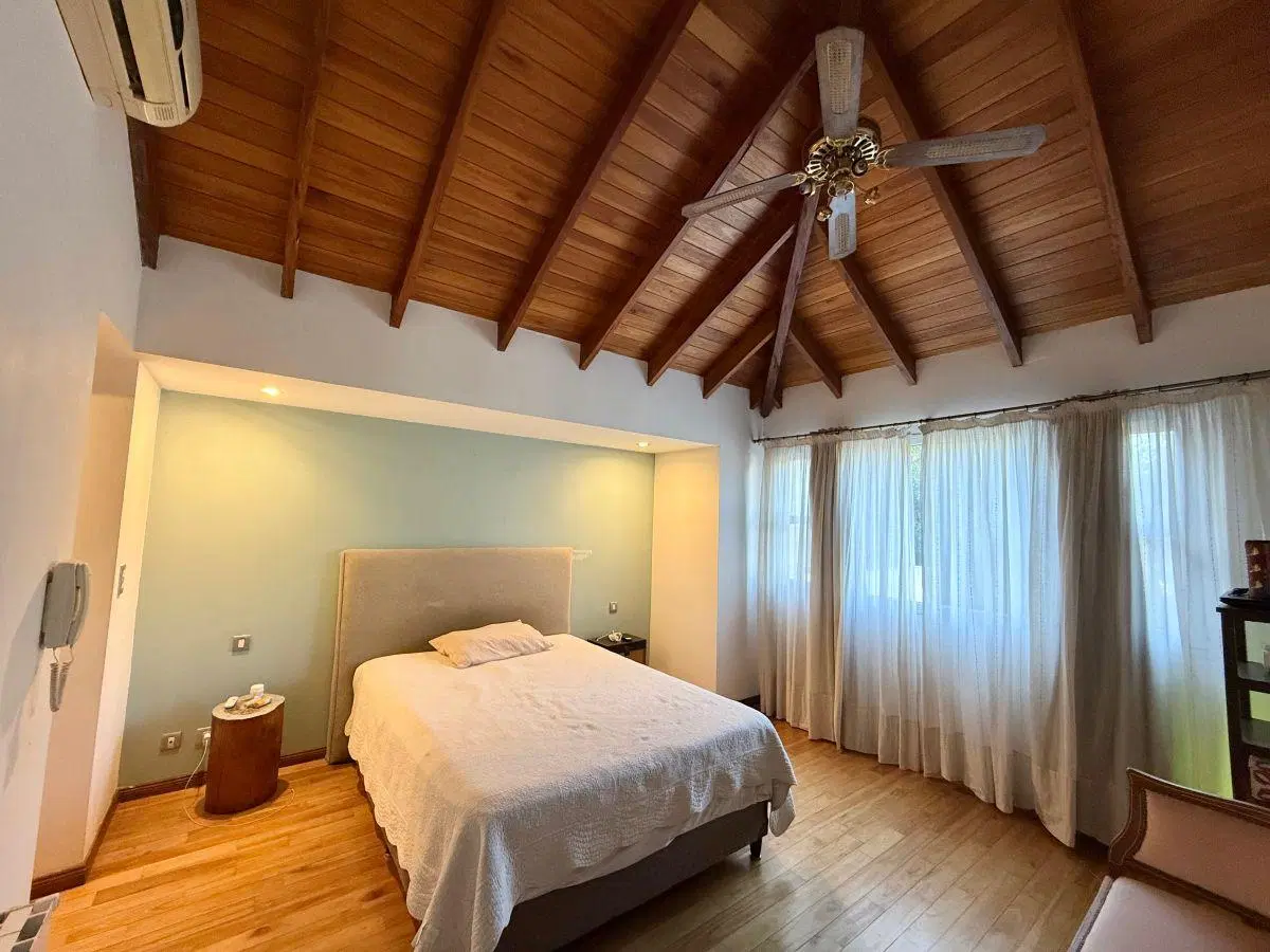 Casa en Venta con 3 Dormitorios, Jardín y Pileta en Ituzaingó Norte 5