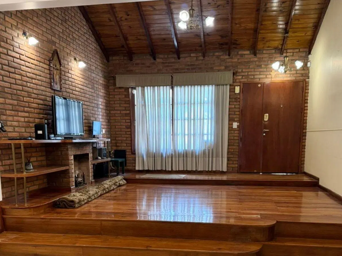 Casa en Venta en Castelar Sur de 271 m² con 4 dormitorios, Jardín con Pileta y Quincho 2