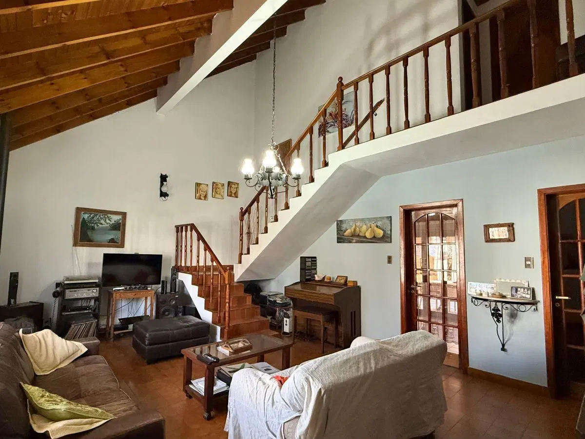 Casa en Venta ubicada en Castelar Norte con 2 Dormitorios y amplio Jardín 2