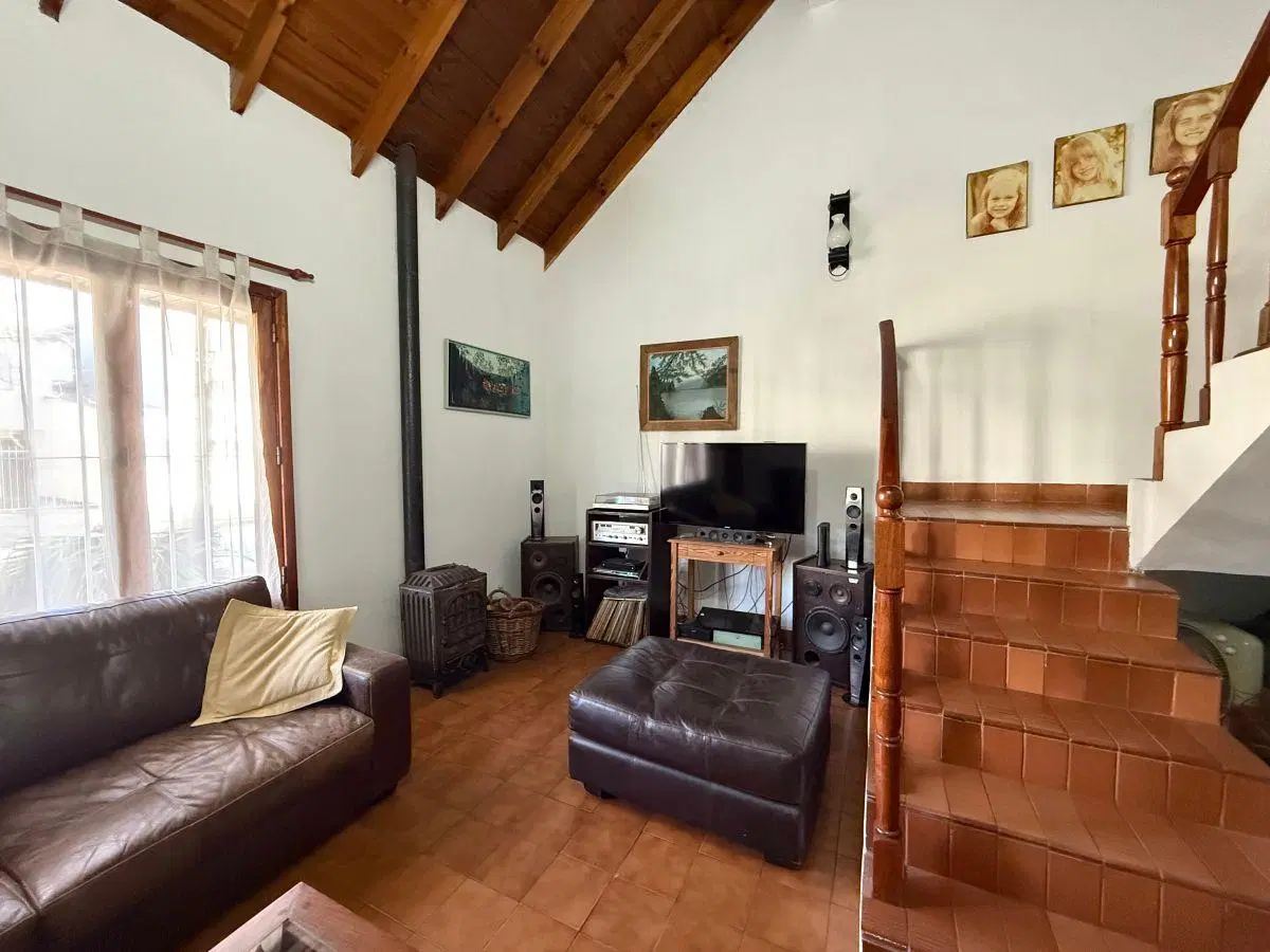 Casa en Venta ubicada en Castelar Norte con 2 Dormitorios y amplio Jardín 4