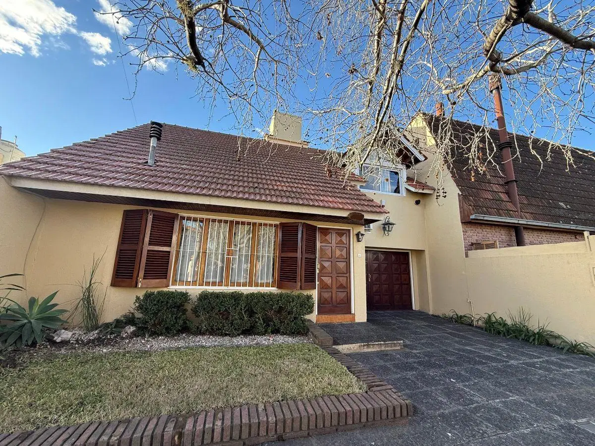 Casa en Venta ubicada en Castelar Norte con 2 Dormitorios y amplio Jardín 1