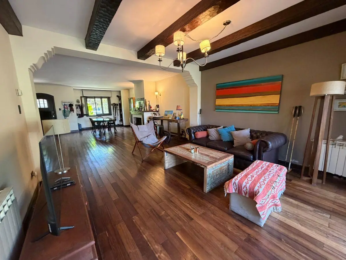 Casa en la loma de Stella Maris con jardín y pileta 3
