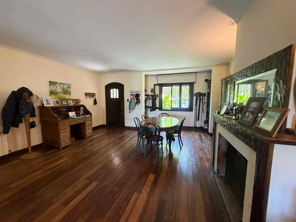 Casa en la loma de Stella Maris con jardín y pileta 1