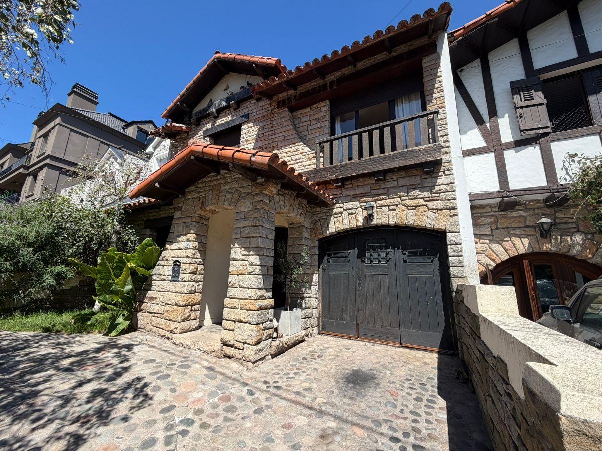 Casa en la loma de Stella Maris con jardín y pileta
