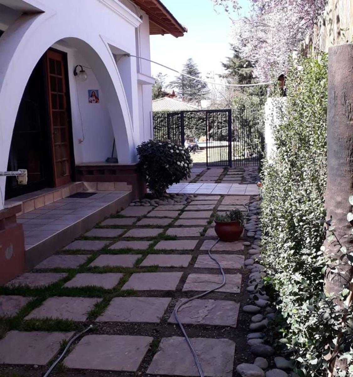 Hermosa Casa en Chacras de Coria! 2