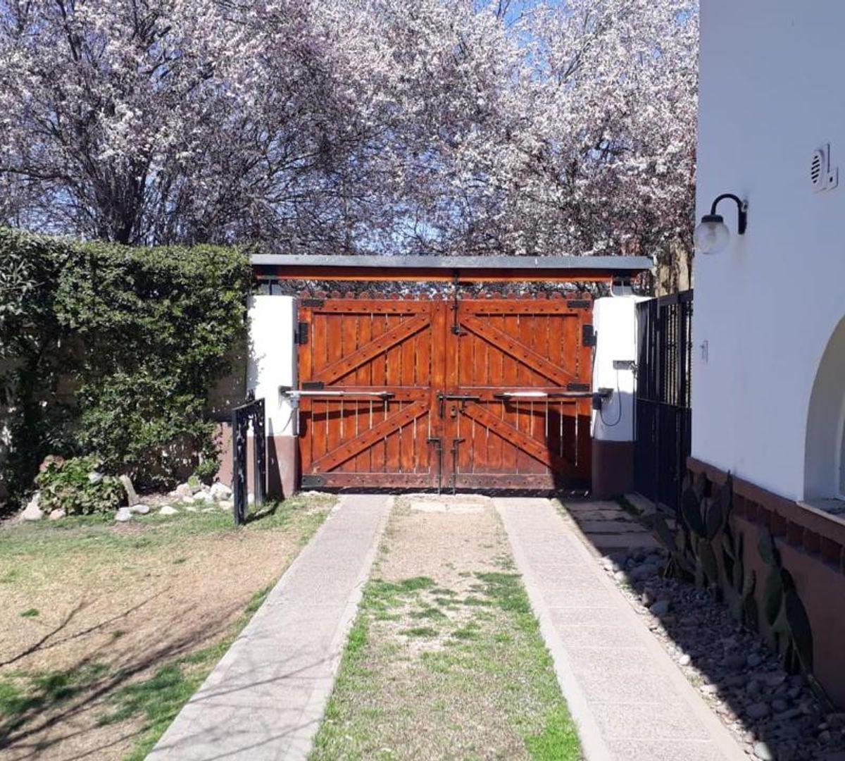 Hermosa Casa en Chacras de Coria! 1