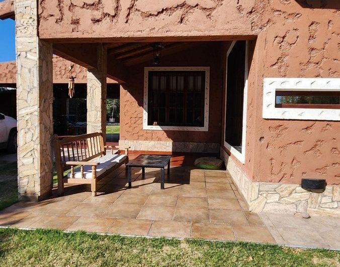 CASA CON PILETA EN VENTA - RODEO DE LA CRUZ 2