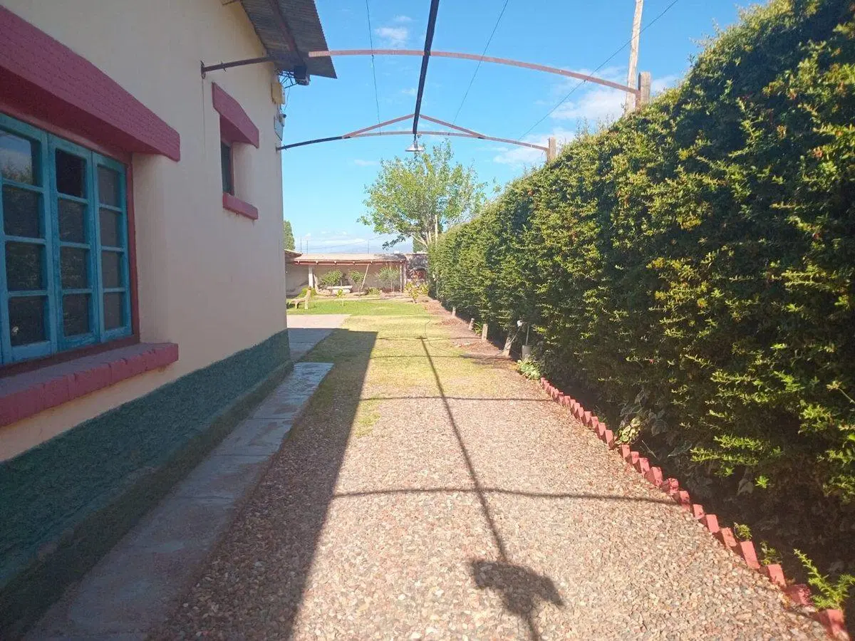 Amplia propiedad en venta en el centro de Perdriel 3