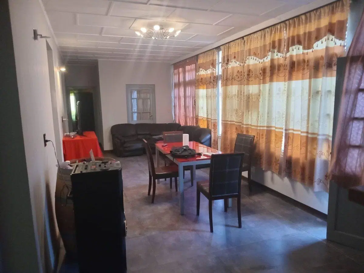 Amplia propiedad en venta en el centro de Perdriel 5