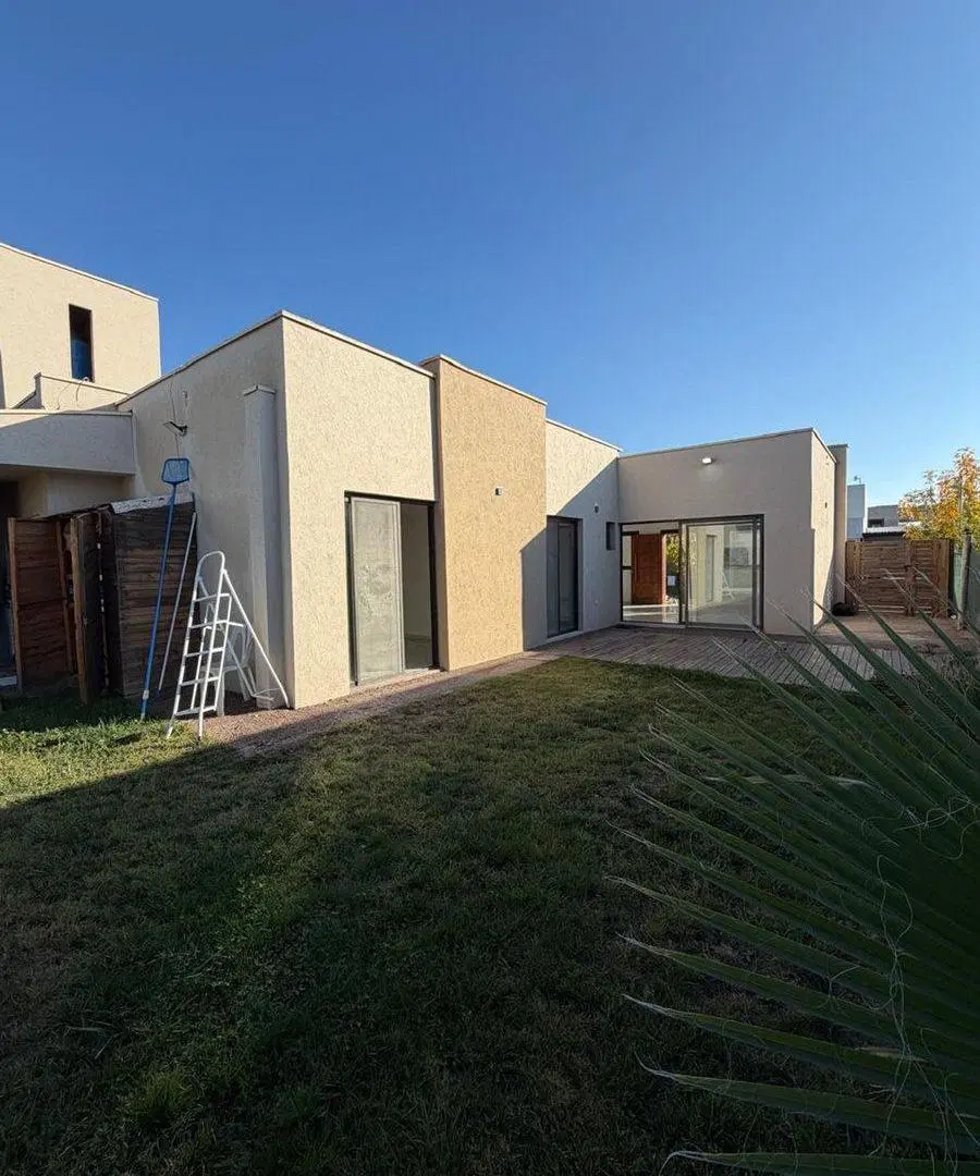 CASA DE 3 DORMITORIOS EN BARRIO PRIVADO ZETTAVI 3