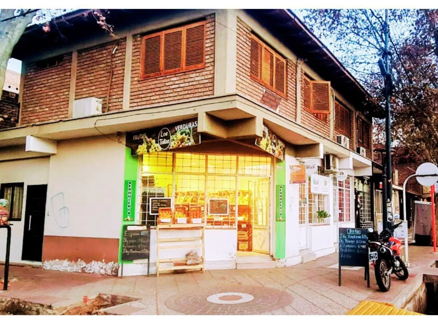 CASA CON 4 LOCALES COMERCIAL - PLAZA GODOY CRUZ 4