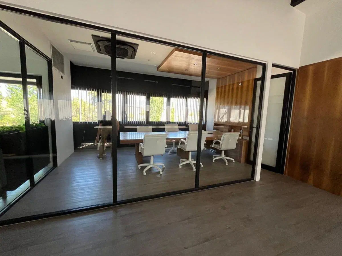 OFICINA COWORK EN ALQUILER LATERAL ACCESO SUR 5