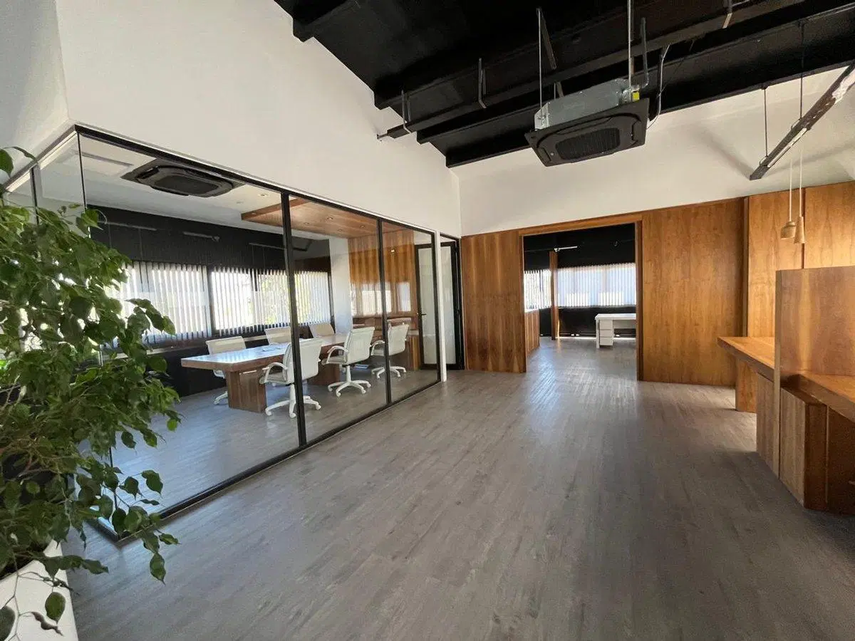 OFICINA COWORK EN ALQUILER LATERAL ACCESO SUR 2