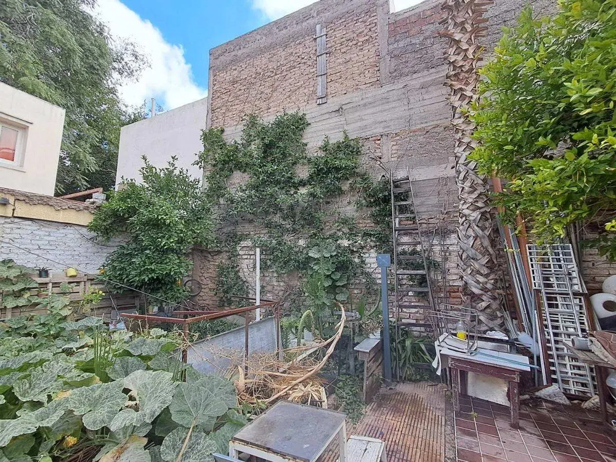 VENTA CASA A REFACCIONAR -CALLE LAINEZ GODOY CRUZ 3
