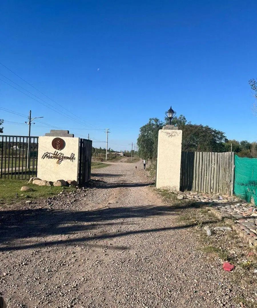 Lote esquina en venta en Las Compuertas, Lujan 2