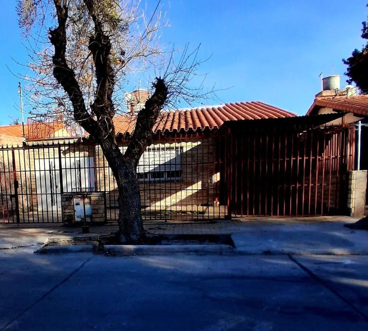 VENTA DE CASA EN BARRIO AERONÁUTICO DE LAS HERAS 8