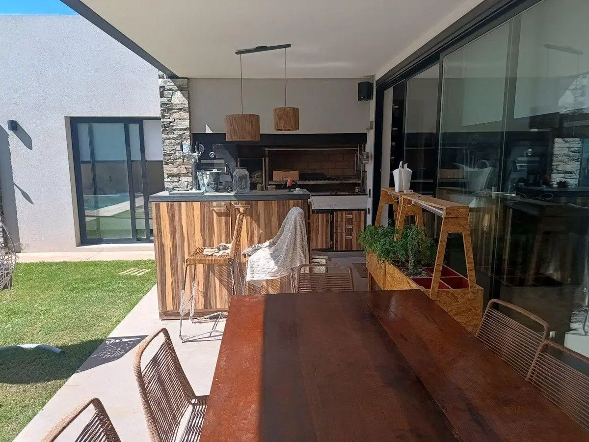 CASA EN BARRIO LOMAS DE RUSSELL 3