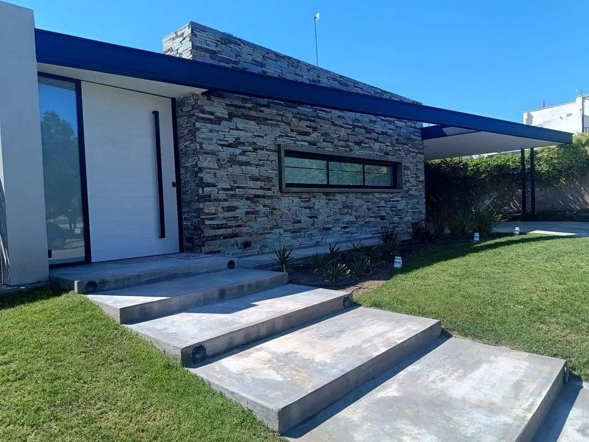 CASA EN BARRIO LOMAS DE RUSSELL 3