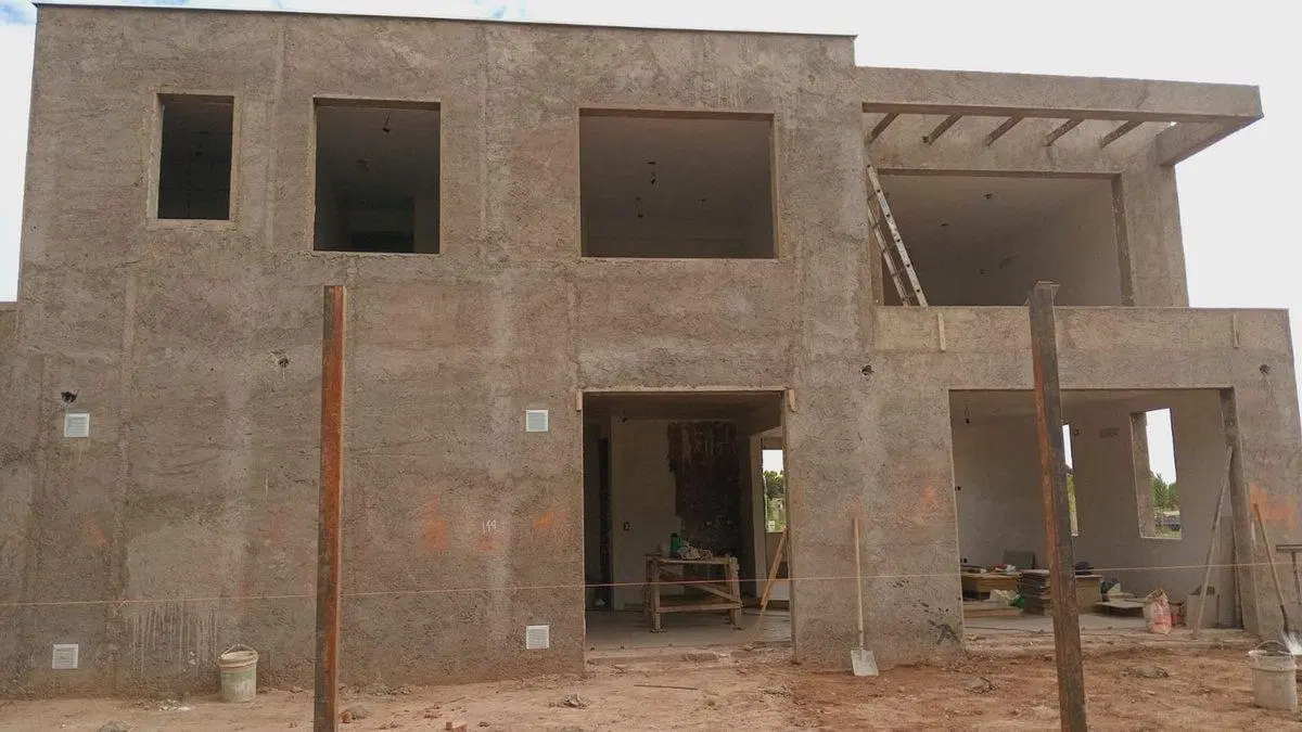 VENTA CASA A ESTRENAR -CATEGORIA- CHACRAS DE CORIA 2