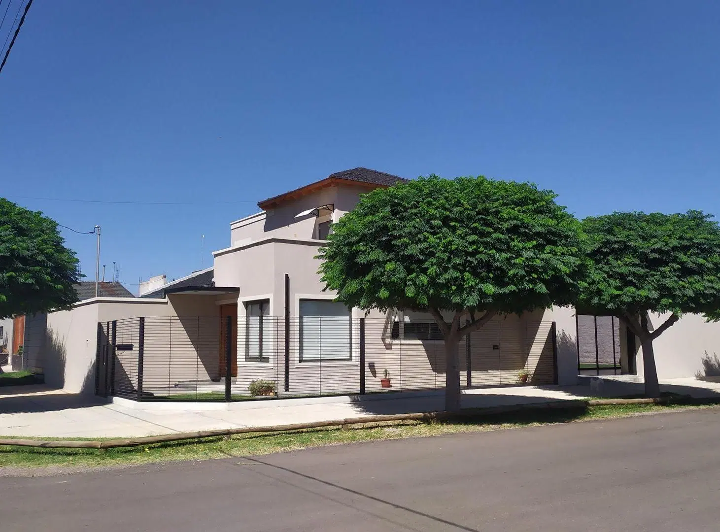 MAGNÍFICA CASA ESQUINA  CON LOCAL - LA CONSULTA 2