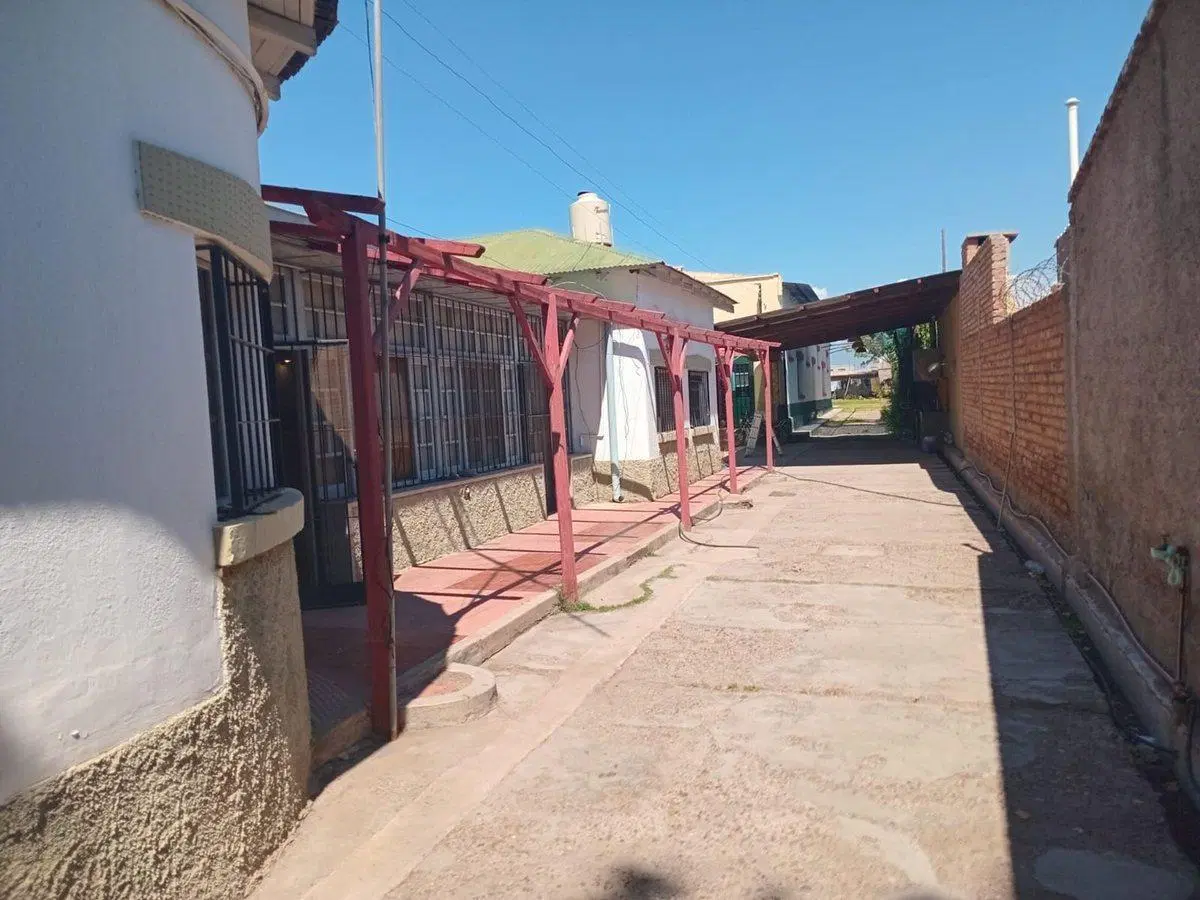 Amplia propiedad en venta en el centro de Perdriel 4