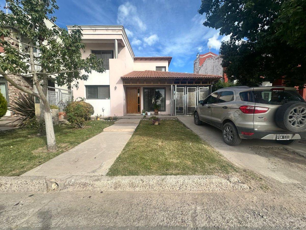 HERMOSA CASA EN BARRIO PRIVADO LOS SOLARES, MAIPU.