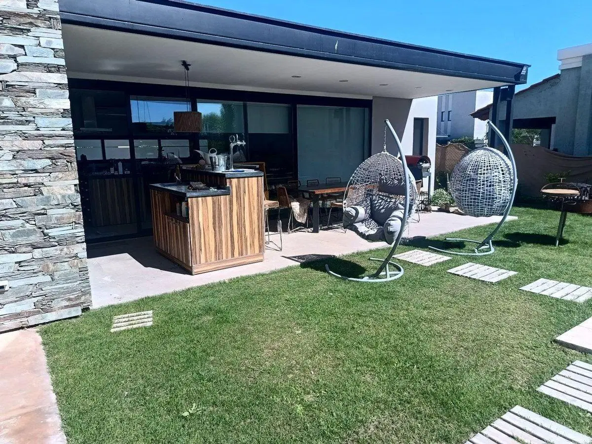 CASA EN BARRIO LOMAS DE RUSSELL 8