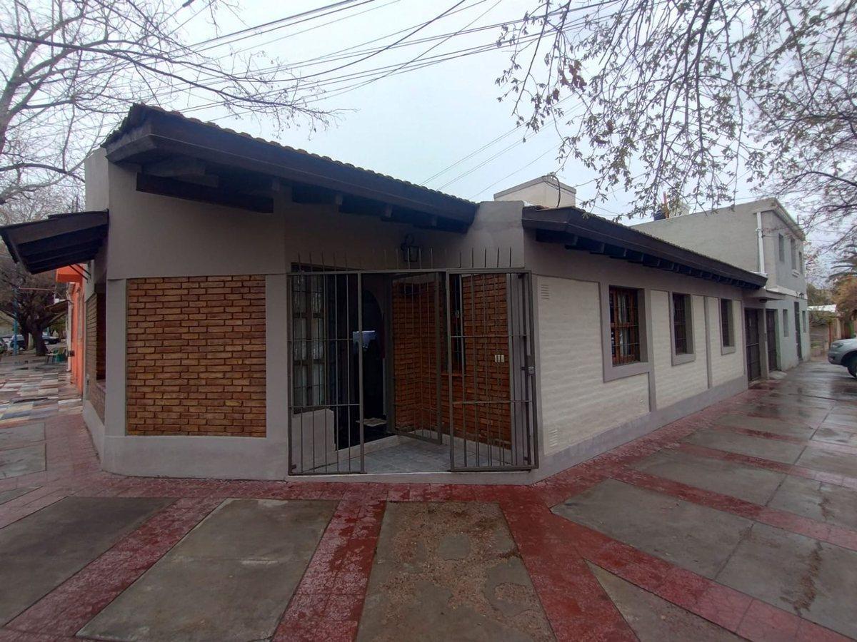 Hermosa casa esquina en venta, Godoy Cruz