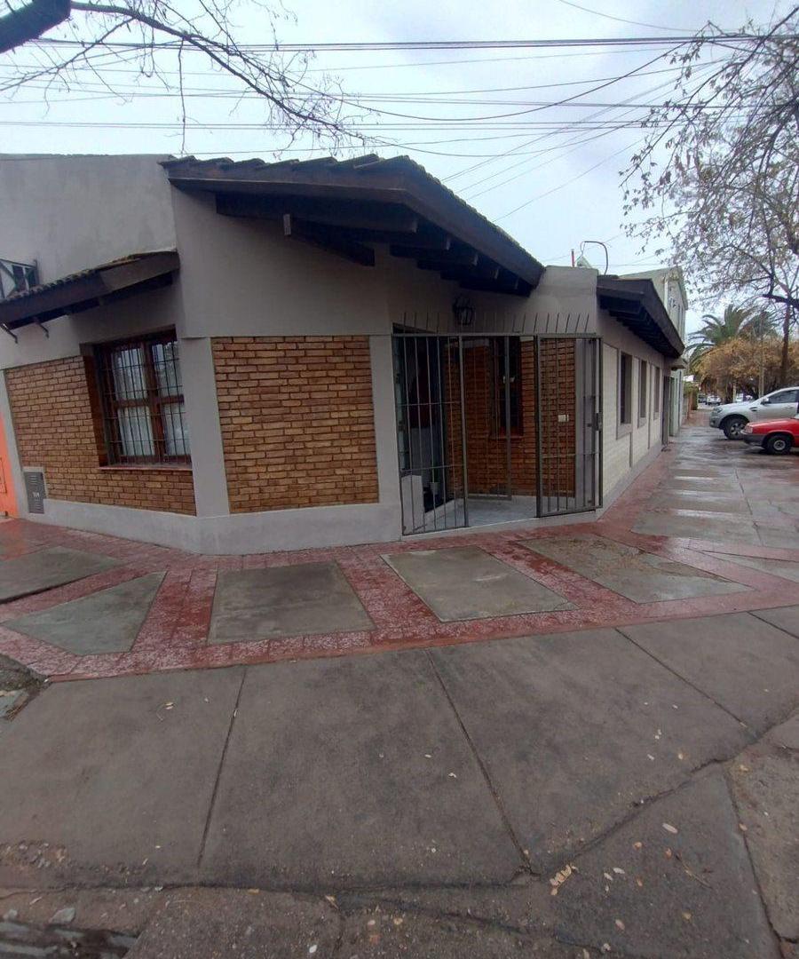 Foto de Hermosa casa esquina en venta, Godoy Cruz, imagen 1
