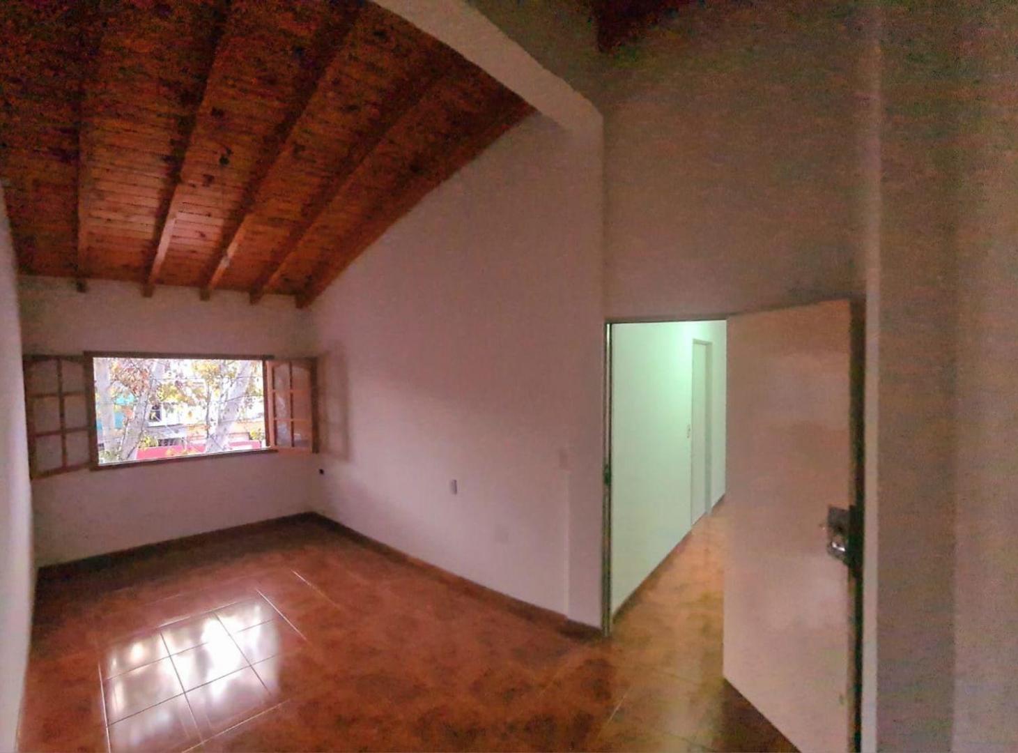 Foto de CASA CON 4 LOCALES COMERCIAL - PLAZA GODOY CRUZ, imagen 5