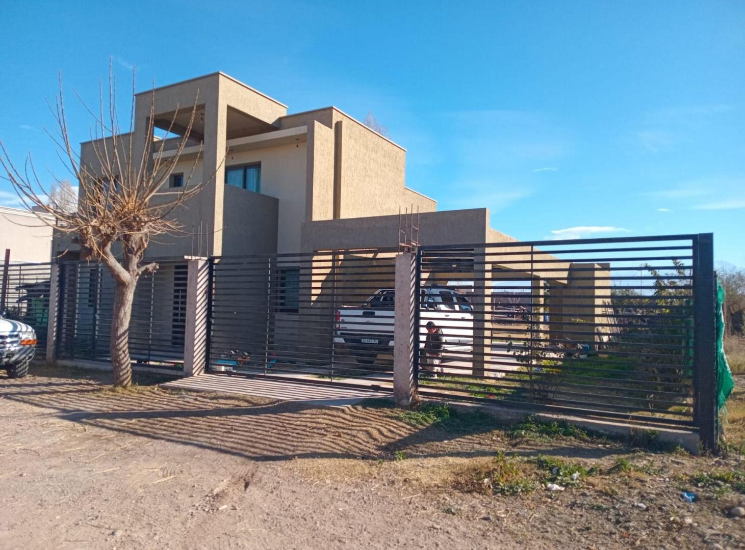Foto de Amplia Vivienda en Venta en Perdriel, imagen 1