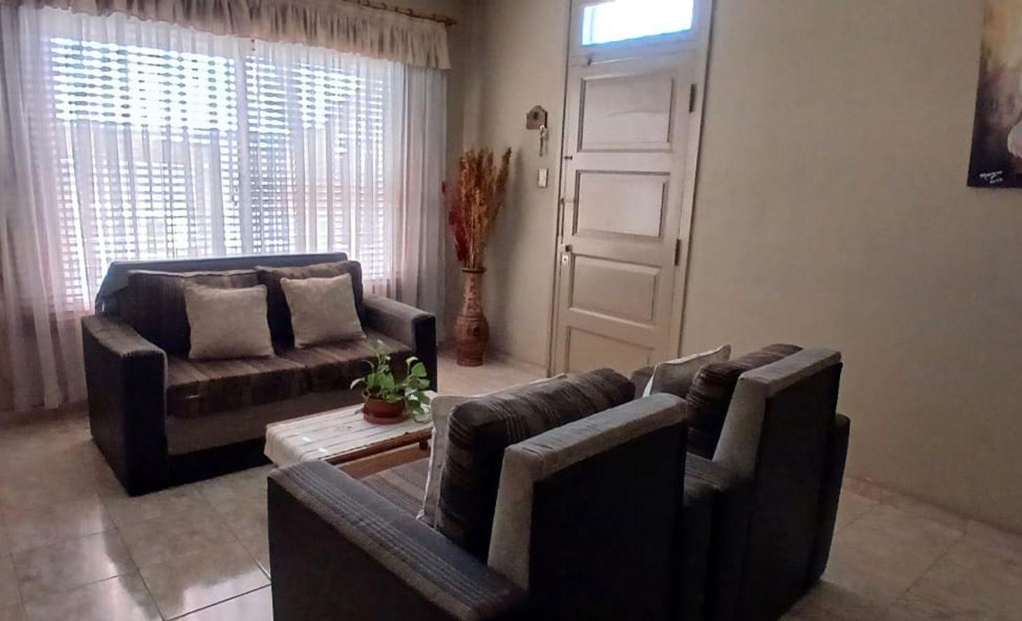 Foto de CASA GRANDE Y EN EXCELENTE ESTADO EN LAS HERAS, imagen 2